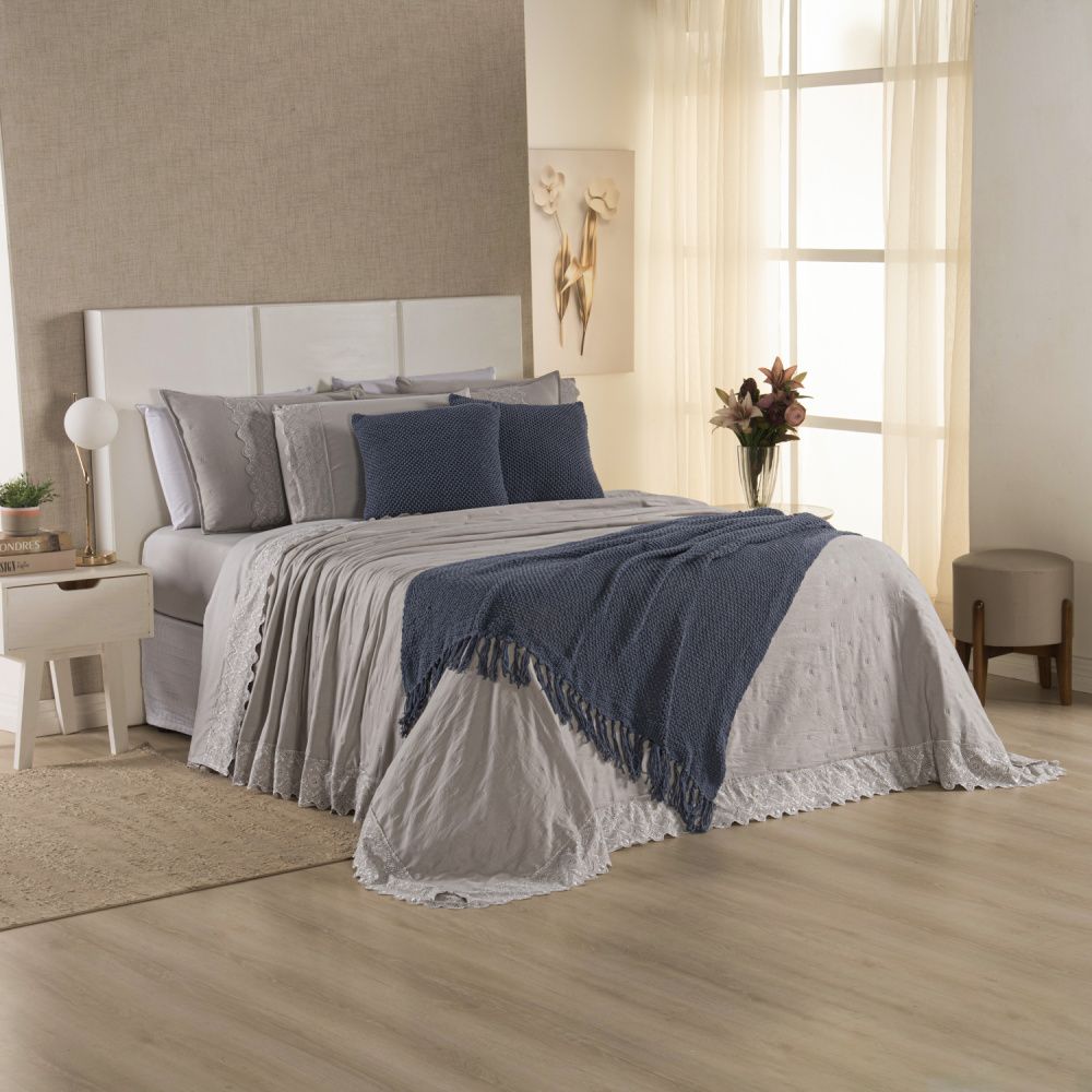[10 PEÇAS] Jogo de Cama Serena Percal 300 Fios Bordado Inglês + Kit de Toalhas Premium de Brinde