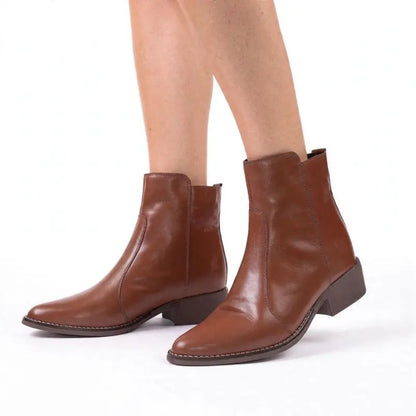 [COMPRE 1 E LEVE 2] Bota Feminina de Couro Legítimo com Cano Curto e Zíper Lateral + Bolsa Transversal de Brinde