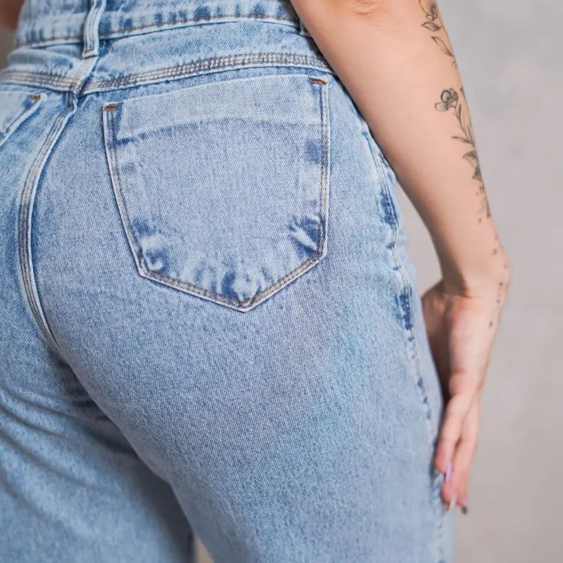 [COMPRE 2 E LEVE 4] Calça Jeans Wide Leg Feminina de Cintura Alta + Blusa de Manga Curta em Ribana Canelada de Brinde
