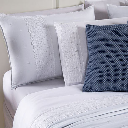 [10 PEÇAS] Jogo de Cama Serena Percal 300 Fios Bordado Inglês + Kit de Toalhas Premium de Brinde