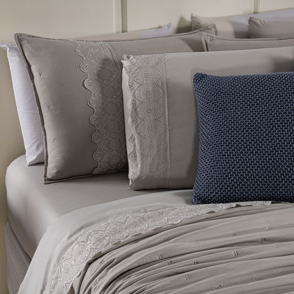 [10 PEÇAS] Jogo de Cama Serena Percal 300 Fios Bordado Inglês + Kit de Toalhas Premium de Brinde