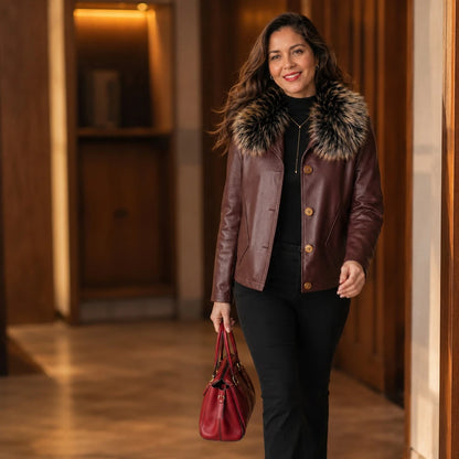 [COMPRE 1 E LEVE 2] Jaqueta Isabella de Couro Legítimo e Lã com Interior Forrado + Necessaire Organizadora de Brinde