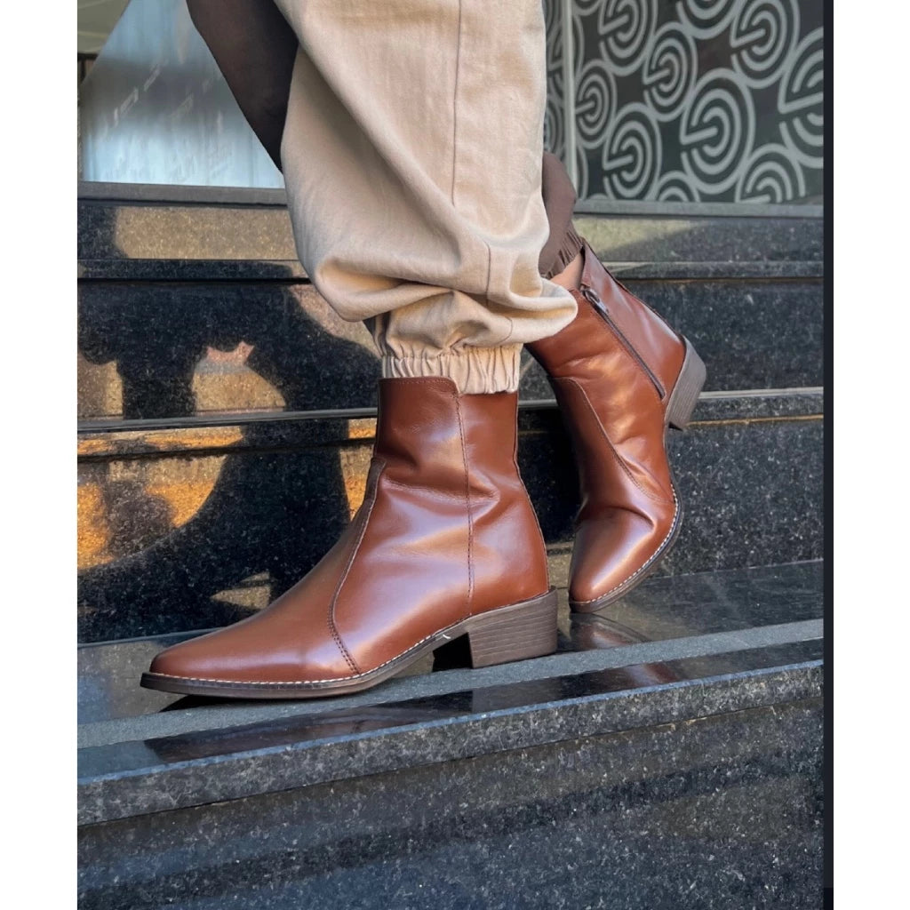 [COMPRE 1 E LEVE 2] Bota Feminina de Couro Legítimo com Cano Curto e Zíper Lateral + Bolsa Transversal de Brinde