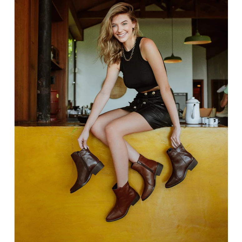 [COMPRE 1 E LEVE 2] Bota Feminina de Couro Legítimo com Cano Curto e Zíper Lateral + Bolsa Transversal de Brinde
