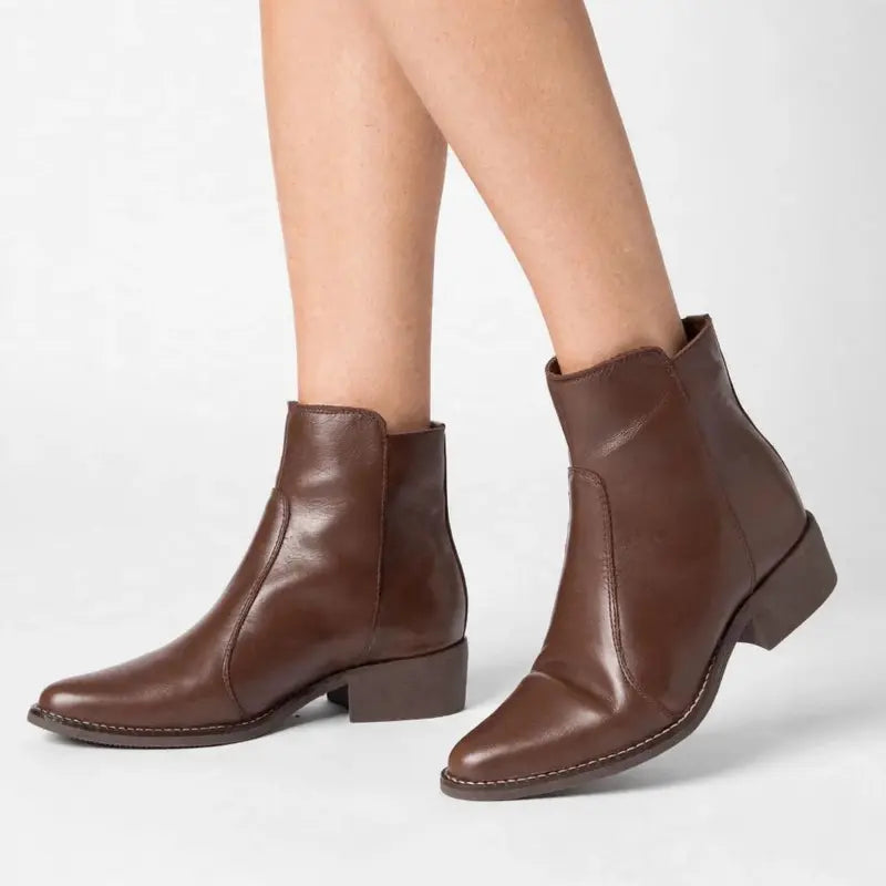 [COMPRE 1 E LEVE 2] Bota Feminina de Couro Legítimo com Cano Curto e Zíper Lateral + Bolsa Transversal de Brinde