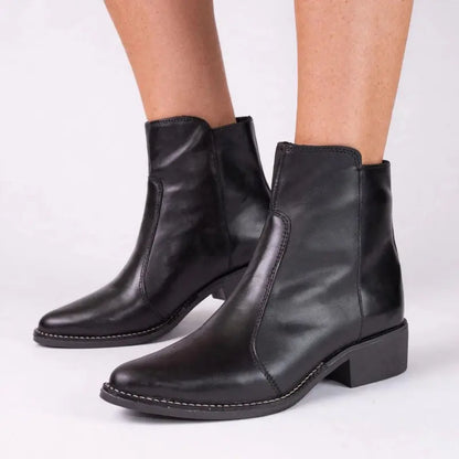 [COMPRE 1 E LEVE 2] Bota Feminina de Couro Legítimo com Cano Curto e Zíper Lateral + Bolsa Transversal de Brinde