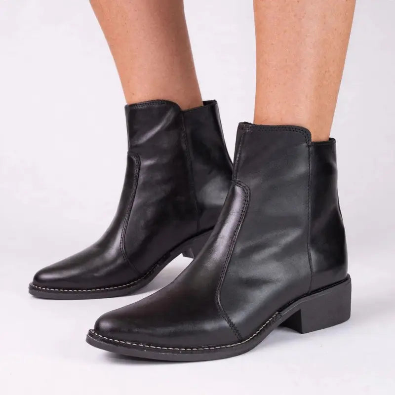 [COMPRE 1 E LEVE 2] Bota Feminina de Couro Legítimo com Cano Curto e Zíper Lateral + Bolsa Transversal de Brinde